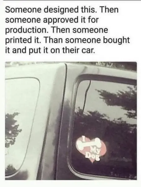 برچسب شیشهای خودرو شامل قلب و استخوان با نوشته «I Love My Dog» است؛ متن بالا بهصورت طنزآمیز به نقد طراحی و انتخابهای تولیدی میپردازد