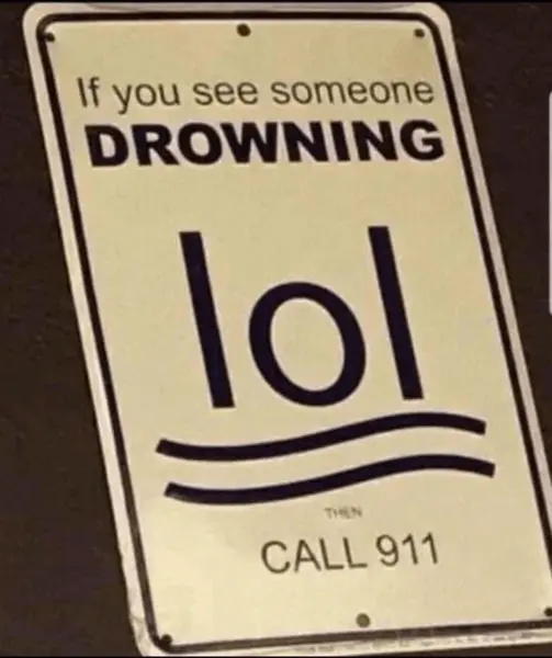 تابلو بهصورت طنز میگوید: «اگر کسی را در حال غرق شدن میبینی هها، پس ۹۱۱ را بزن»، که «lol» به شکل موجهای آب است