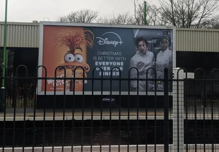 بیلبورد تبلیغی برای Disney+ با شخصیتهای انیمیشنی و سرآشپزها، که تم کریسمس را با شعاری بهنام «کریسمس بهتر است وقتی همه هستند» تبلیغ میکند