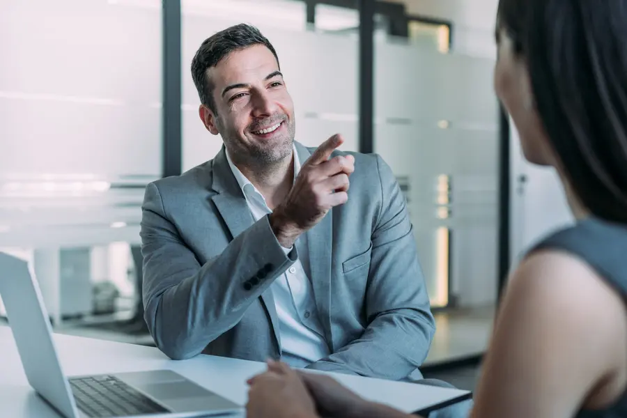 فراموش کنید انتظار روزها برای بازخورد — یک مدیرعامل آن را به‌صورت زنده در حضور یک پانل کامل به عنوان آزمون مصاحبه ارائه می‌دهد. کارشناسان هشدار می‌دهند «آزمایش علمی بی‌حساس» در حال رواج بیشتر است.