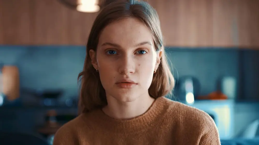 زن اضطراب‌زده و مضطرب که نمی‌تواند در خانه آرام بگیرد