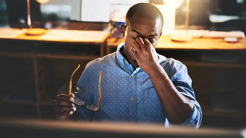 مرد مضطرب که حس ارزش‌ذاتش به شغلش وابسته است