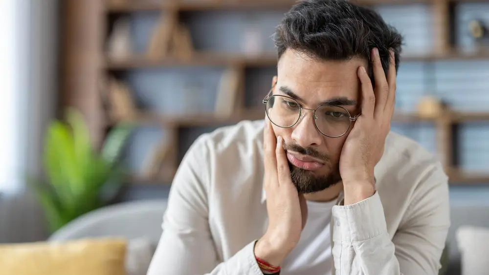 مرد اضطراب‌زده‌ای که از حضور خود می‌ترسد