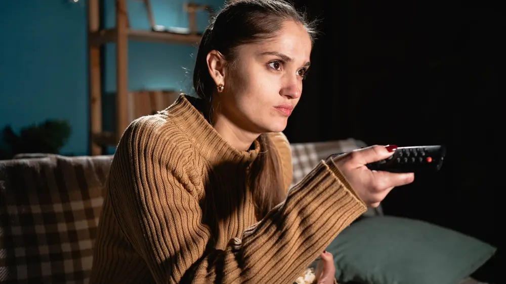 زنی که به‌دلیل احساس ناآرامی از سکوت و آرامش، به‌سراغ کانال‌گردی می‌رود