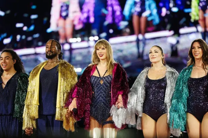 تايلور سوئفت و رقصندگانش در طول تور Eras در میلان اجرا می‌کنند.