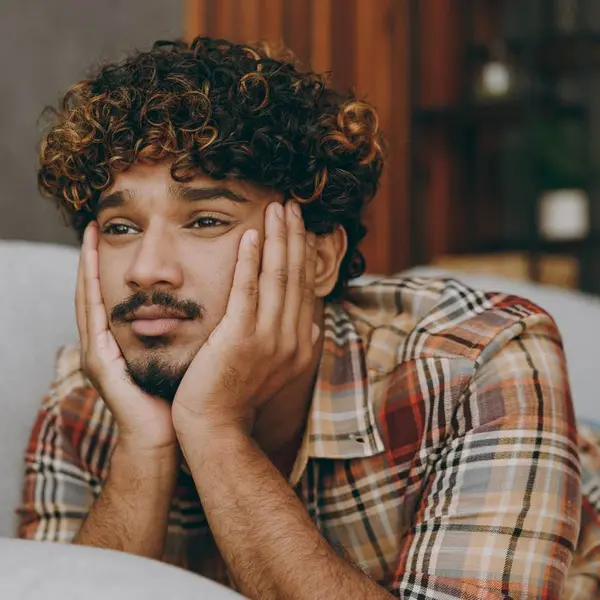 مرد جوانی که تحت استرس است و اجازه می‌دهد احساساتش بگذرد