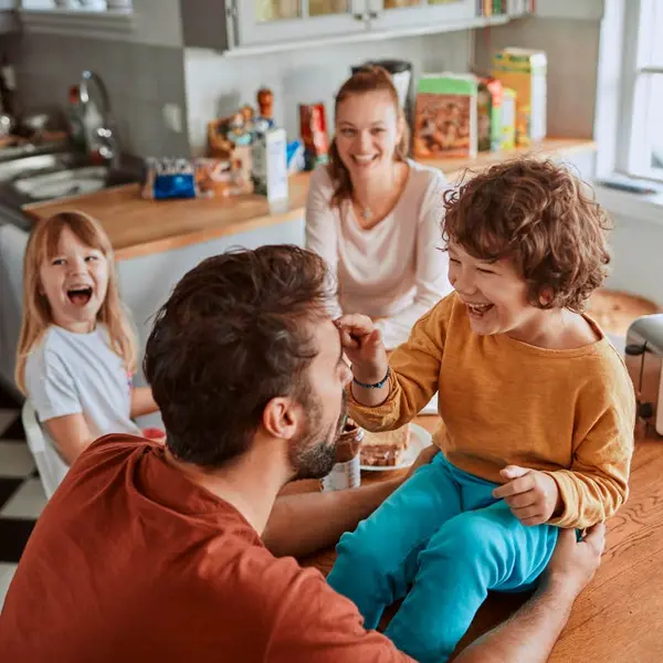 خانواده‌ای که برای مقابله با استرس زمان معناداری را با هم می‌گذرانند