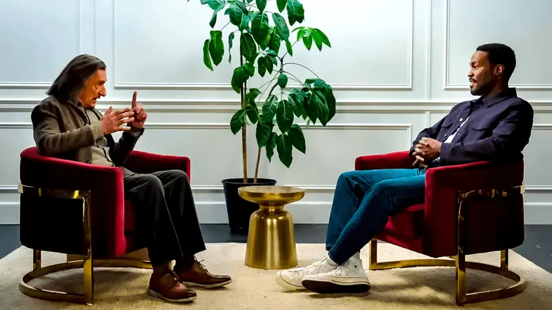 بن کینگزلی به‌عنوان تروور اسلاتری مصاحبه‌کننده یحیی عبد‑متین دوم به‌عنوان سیمون ویلیامز در واندر من