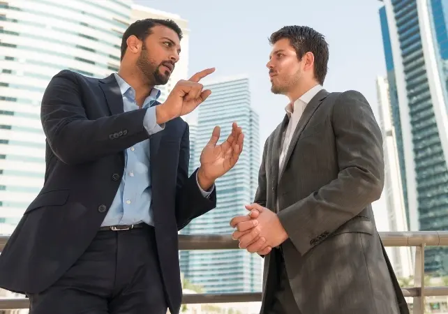 آقایان در کت و شلوار مشغول گفتگو