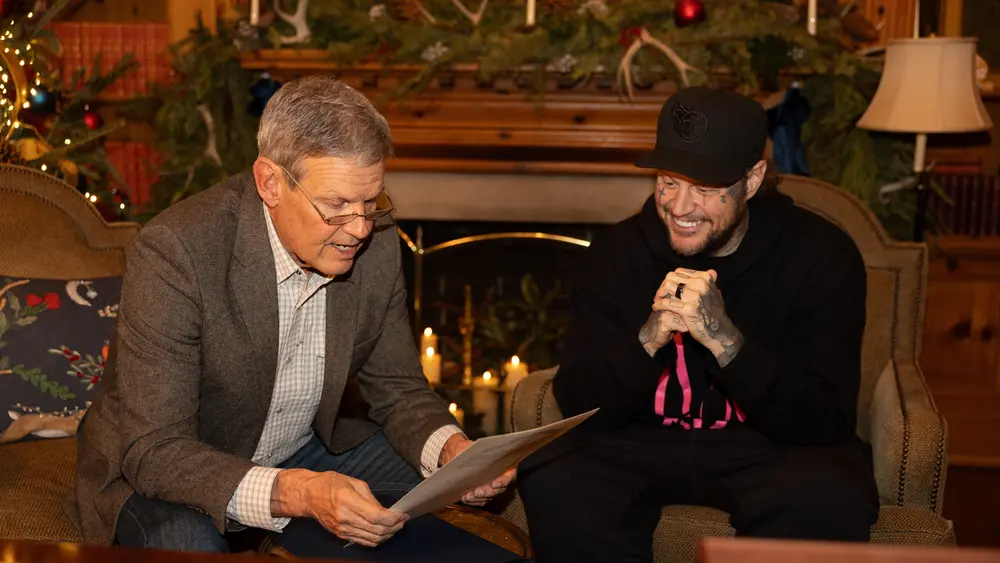 این تصویر ارائه‌شده توسط دفتر فرماندار تنیسی، بیل لی، فرماندار (سمت چپ) را نشان می‌دهد که در روز پنج‌شنبه ۱۸ دسامبر ۲۰۲۵، خبر عفو رسمی جِلی رول، موسیقیدان کانتری، را به او می‌رساند.