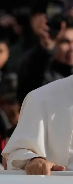 پاپ لئو چهاردهم به مؤمنان خوشآمد میگوید هنگام ورود به میدان سنت پیتر برای جلسهٔ آخرین جمع عید، در واتیکان، روز شنبه