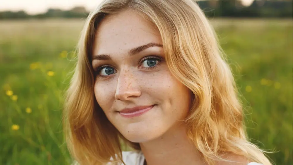 زن جوان هوشمند که با خودپسندانه می‌خندد