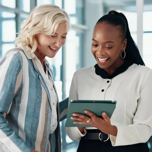 زنی که با همکارش با زبان ساده صحبت می‌کند