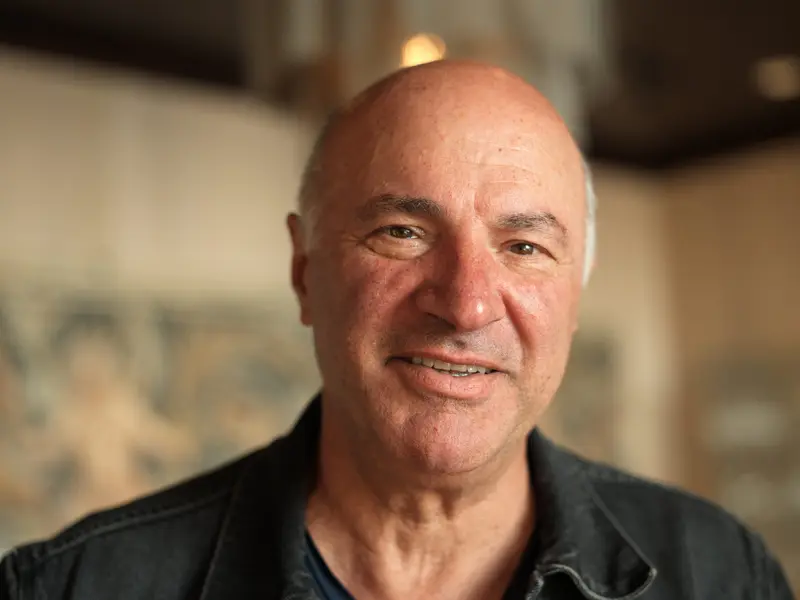 کوین او‌لیری در کت‌وشلوار سیاه