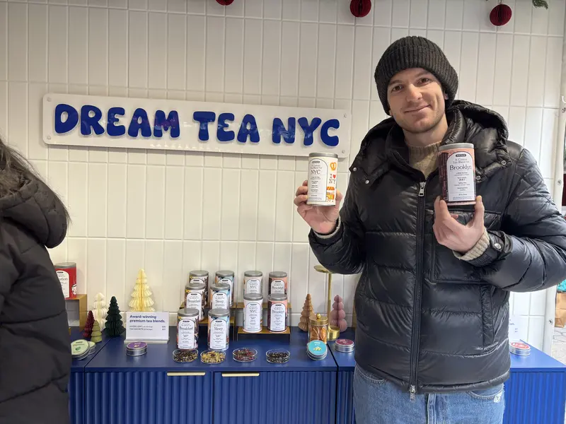 ایان استوارت، رئیس بازاریابی و رویدادها در Dream Tea NYC که توسط آنی نورتون تأسیس شده است.