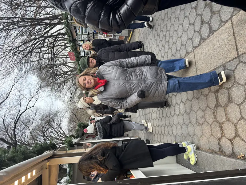 مردم در حال خرید در یک بازار تعطیلاتی.