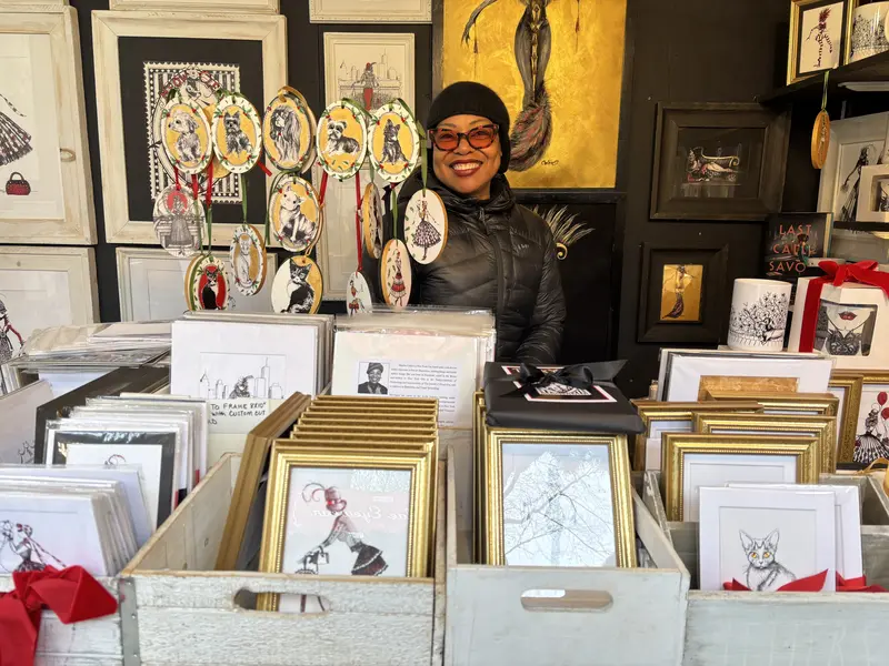 مارثا کولن در غرفه‌اش در بازار تعطیلاتی حلقه کلمبوس.