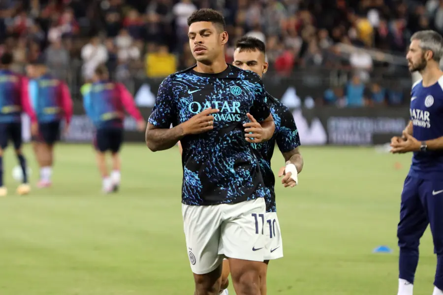 کالیاری، ایتالیا – 27 سپتامبر: لوئیس هنریک توماز ده لیمای اینتر قبل از مسابقه سِریآ بین کالیاری کالچیو و اینتر میلان، در استادیوم سانتلیا گرمکاری میکند. (عکس: انریکو لوکی/گتی ایمیجز)