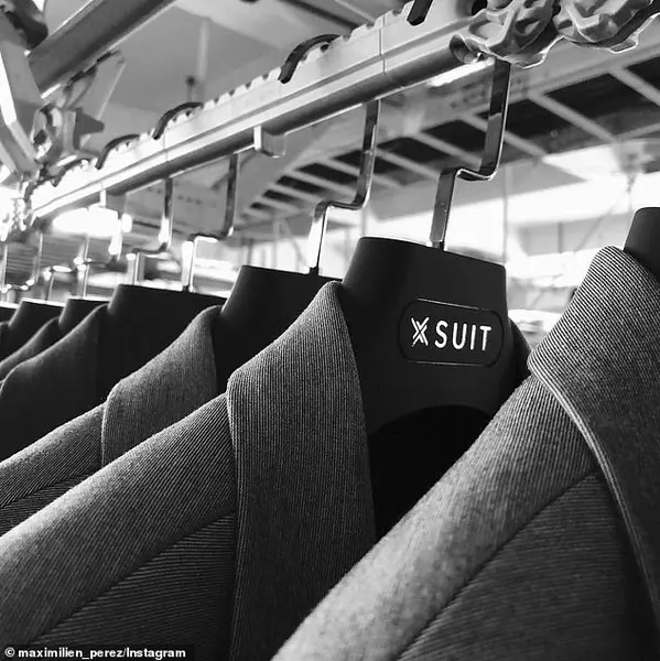 این شرکت مستقر در شانگهای در سال ۲۰۱۷ تأسیس شد و کت‌های خود را با قیمتی حدود ۵۰۰ دلار می‌فروشد