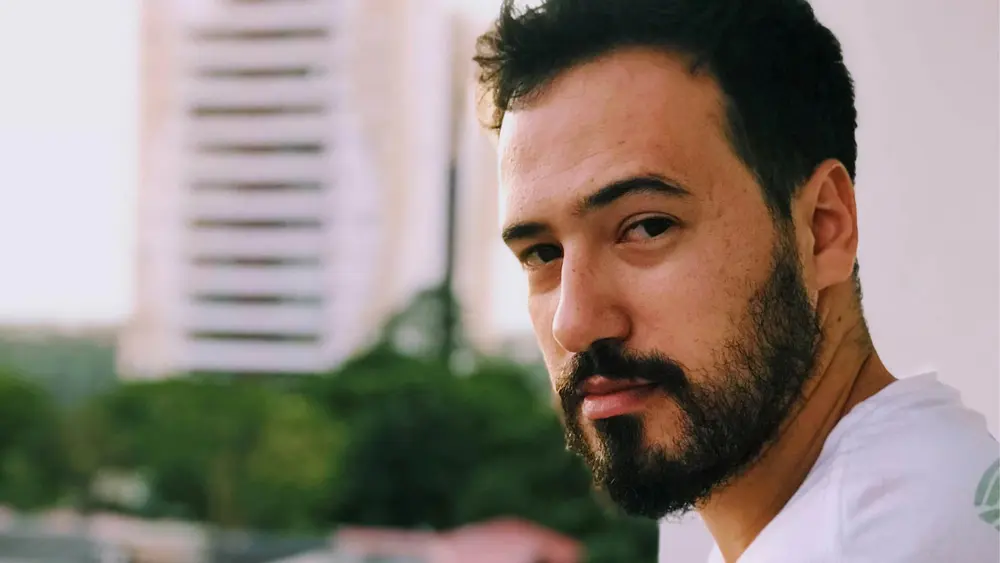 مردی که تحت تأثیر «Red Pill» قرار گرفته است