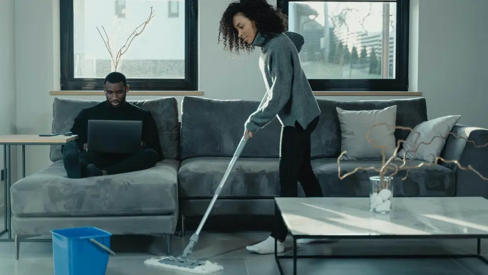 مردی که به انجام کارها به‌تنهایی عادت ندارد