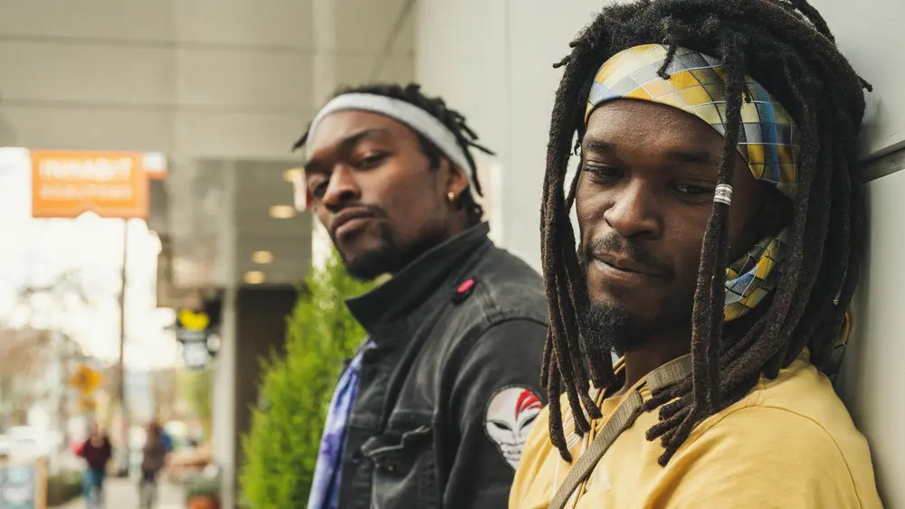 مردی که دوستش سعی می‌کند رابطه را خراب کند