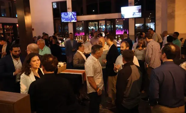 شبکهسازان در یک رویداد Sunset Connect در فورت لاودرادل. (Jacob Horwitz/Courtesy)