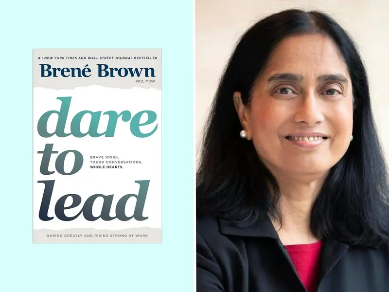 راج سشادری و کتاب «جرئت رهبری» نوشته برنه براؤن در کنار هم