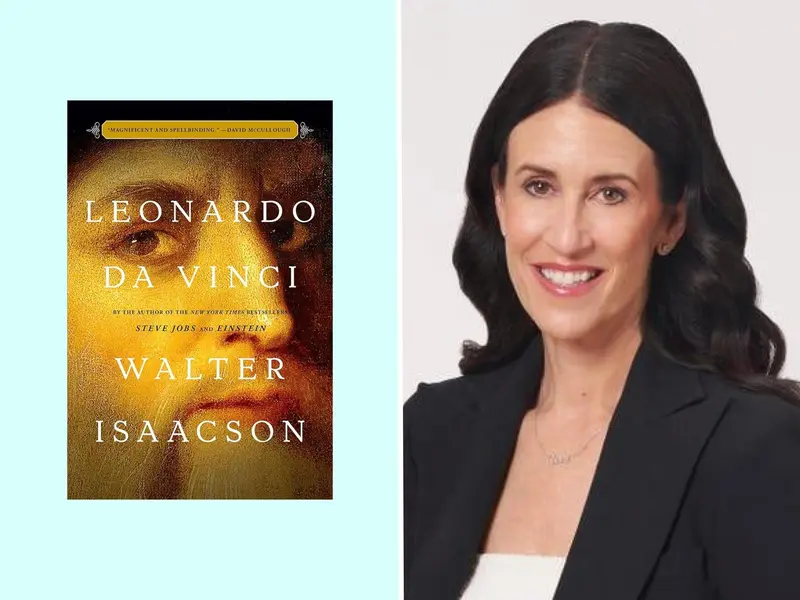 میشل پلوسو و کتاب «لئوناردو داوینچی» نوشته والتر آئزاکسون در کنار هم