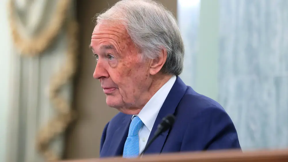 سناتور ایالات متحده اید مارکی (D‑MA) در جلسه استماع تأیید ۳ دسامبر 2025 در کاپیتال هیل، واشنگتن، از جارد ایزاکمن، نامزد رئیس‌جمهور دونالد ترامپ برای مدیر اجرایی ناسا، سؤال می‌کند