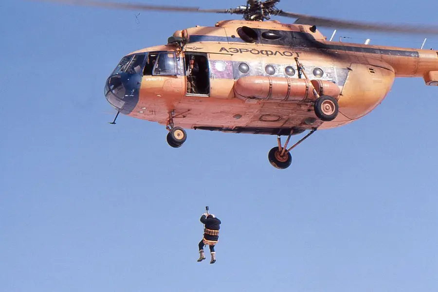 در حالی که هلیکوپترها در نقاط دیگر جهان برای پرتو دارو به حیات وحش استفاده میشوند، تا به امروز پروژه ببر سیبری تنها گروهی است که این تمرین خطرناک را بر روی ببرها انجام داده و موفق بوده است، به گفته اسلگت. در این تصویر تیم هلیکوپتر در حال تمرین پایین آوردن یک زیستشناس به زمین در فرودگاه ترنی در سال ۱۹۹۵ نشان داده شده است.