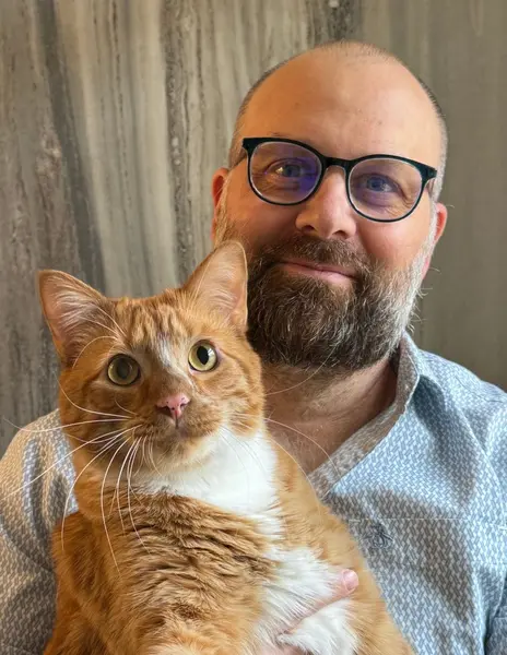 جاناتان سی. اسلگت، در تصویر، نویسنده کتاب «ببرهای بین امپراتوریها» و در حال حاضر مدیر منطقهای برنامه آسیا معتدل سازمان حفاظت حیاتوحش.