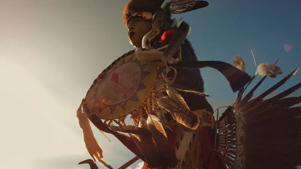 در حین بحث درباره بایسون، پیران میگویند که نسلهای جوان به داستانها، مراسم و ترانههای نیاکان خود آموزش میبینند، اما بدون توانایی مشاهدهٔ بایسونهای آزاد، نمیتوانند بهطور کامل درک کنند.