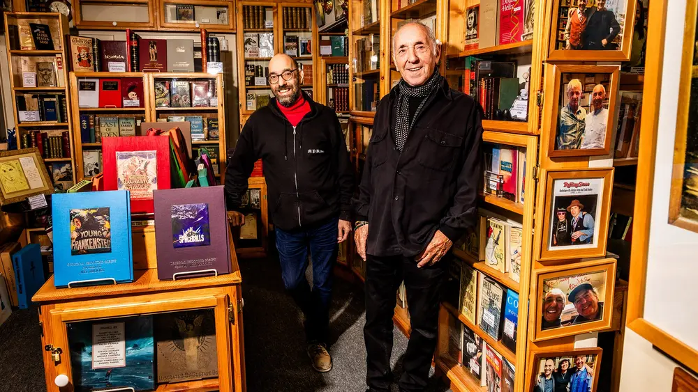 بنیان‌گذاران Mystery Pier Books، هاروی جیسون (سمت راست) و پسرش لویی جیسون.