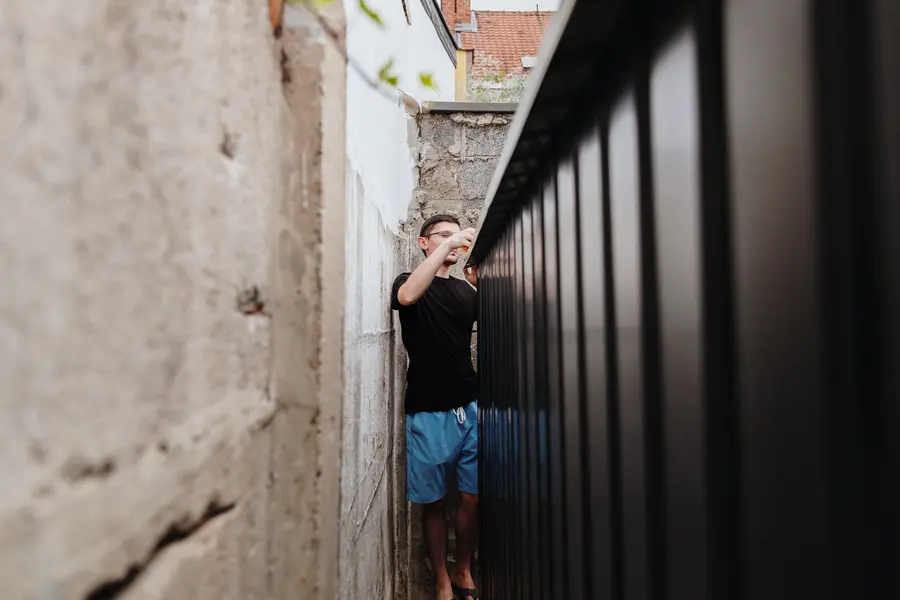 مردی که در حال تعمیر آلاچیق ابزار است