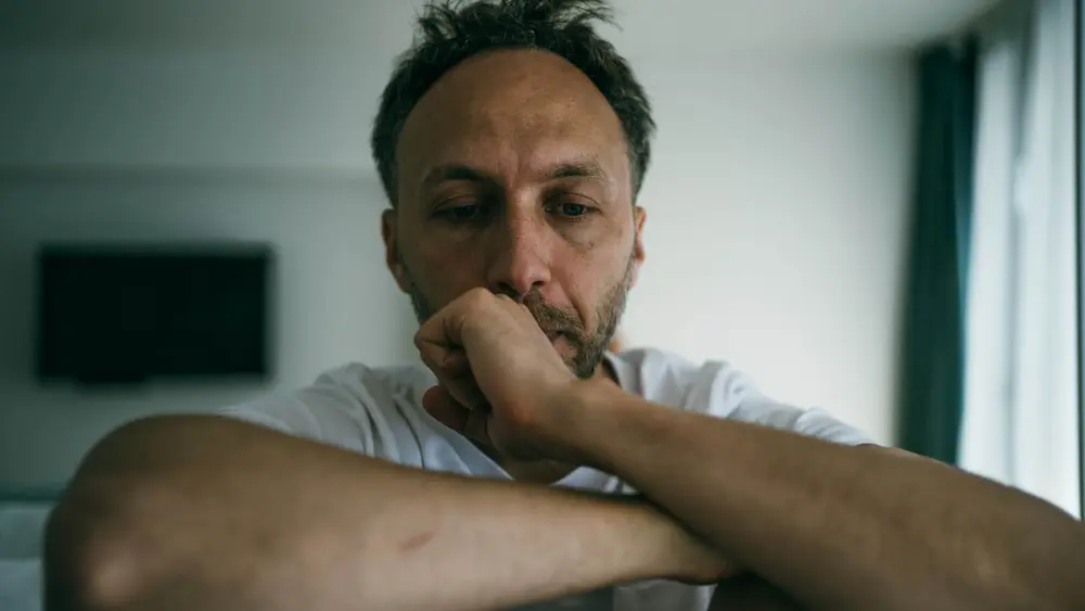 مرد غمگین و مضطرب که احساس میکند کافی نیست