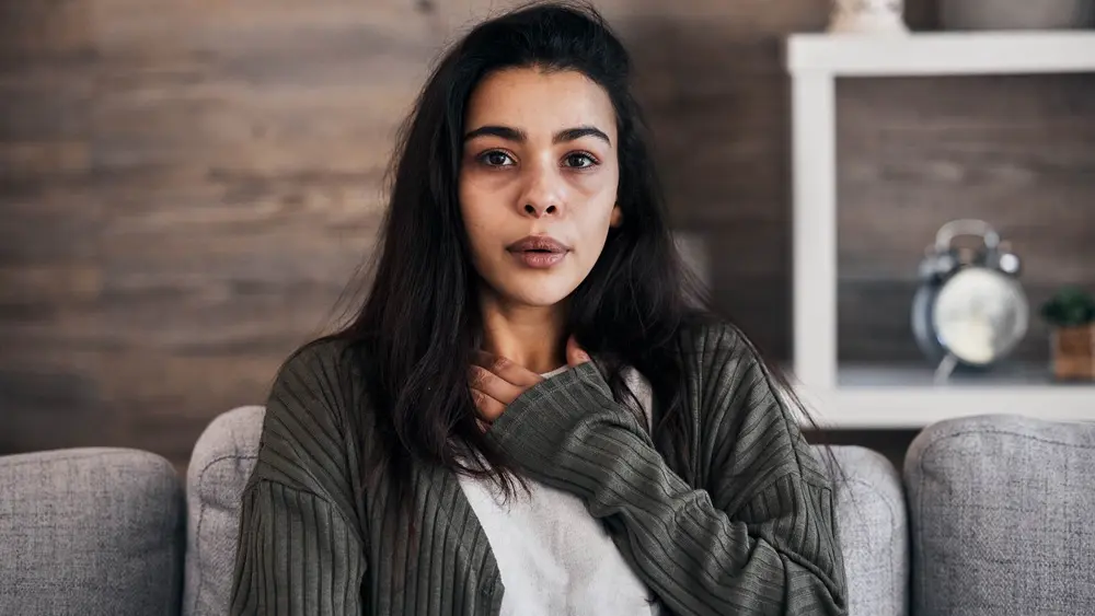 زن که سینهاش را میگیرد و بدون دلیل اضطراب دارد