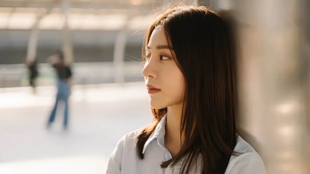 زن در فضای باز که سرگردان است و نمیتواند تمرکز کند