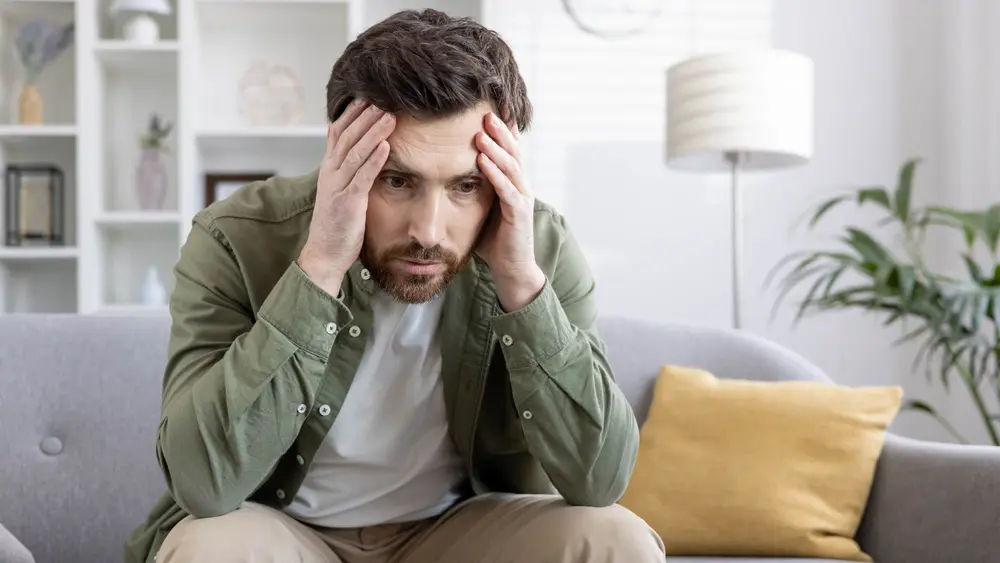 مرد مضطرب که در خانه نشسته و احساس فشار کرده است