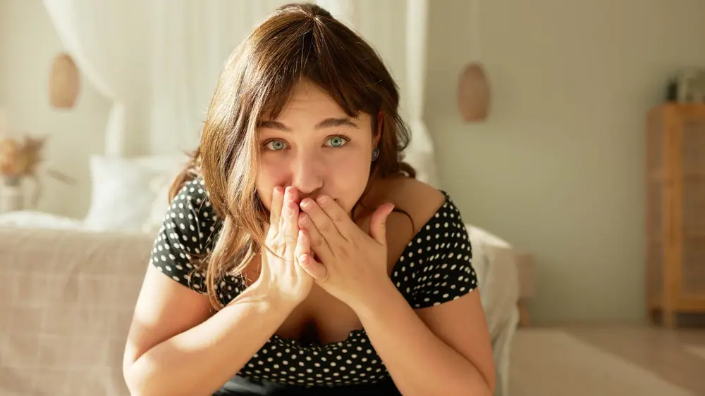 زن که از ترس دهانش را میپوشاند