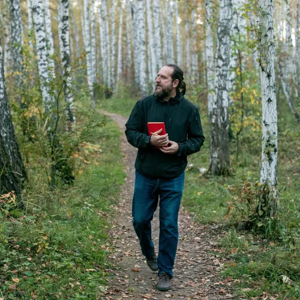 مردی که از روش استیو جابز برای بهتر فکر کردن استفاده می‌کند.